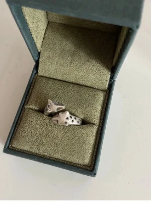 MARIA NILSDOTTER RING -  Om man har den här Ringen i silver eller guld, kan man väl höra av sig till mig för jag är intresserad!!! Kan eventuellt byta också mot andra MN Smycken