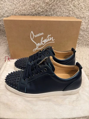 Louboutin skor - Säljer ett par loubs i mycket fint skick. Storlek: 41,5 fits 42,5 Skick: 9,5/10 Färg: blåa 📦 Ingår: box och dustbag 💰 Pris: 2999 kr Snabb affär prioriteras – seriösa bud välkomna. Skriv gärna för fler bilder eller frågor.    
