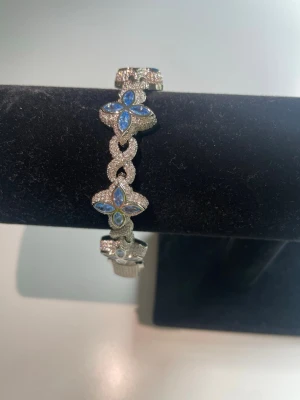 Fyrklöver Diamantarmband🍀 - Fyrklöver diamantarmband i en elegant djupblå nyans med vackert gnistrande stenar. En tidlös och exklusiv design som passar både till vardag och fest.  Finns i 18 cm och 20 cm. Pris: 599 kr.  Skickas samma dag, fint paketerat. Endast ett fåtal armband kvar i lager. Skriv storlek privat (: