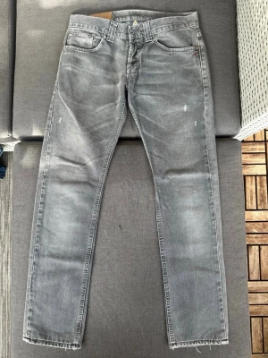 Dondup jeans  - Hej! Säljer nu dessa snygga jeans ifrån Dondup. Jeansen är i mycket bra skick och i storlek W30. Hör av dig vid funderingar!