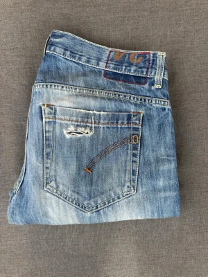 Dondup jeans  - Hej! Säljer nu dessa riktigt feta Dondup-jeansen. Jeansen är i använt men bra skick. Som man ser på bilderna har de blivit lagade. Det finns inget hål som går igenom. Hör av dig vid funderingar!