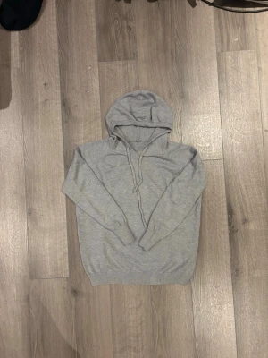 Cashmere Hoodie - Säljer en riktigt snygg Cashmere hoodie för billigt pris!! Skick - 9/10 Färg - Grå Hör av er vid frågor!