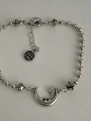 s925 sterling Silverarmband med måne och stjärna - Snyggt armband i äkta silver med små pärlor och detaljerade inslag. Armbandet har en hängande måne och stjärna som ger en unik look. Perfekt för dig som gillar stilrena smycken med en twist. Justerbar längd och stämplad med S925. material: sterling silver pläterat 