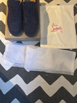 Christian Louboutin - Tjena!  Säljer mina sjukt Snygga mörkblå sneakers från Christian Louboutin. Skorna är tillverkade i mocka och har matchande mörkblå snörning. Perfekta för dig som vill ha en exklusiv och stilren look. Inte i toppskick men inget som sticker ut i mängden se bilder. Funderingar? Tveka inte på att höra av dig☺️ MVH STRWWT WST