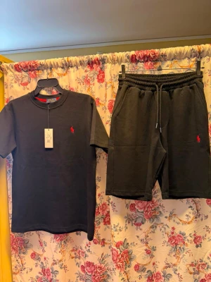 Svart set från Polo Ralph Lauren - Snyggt svart set från Polo Ralph Lauren med t-shirt och shorts, materialet är jätte bra och tjockt bomull rekommenderar starkt. 