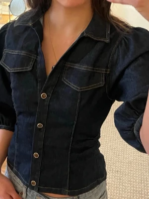 Populär zara jeansblus  - Jättesnygg i nyskick! Säljer då jag har två💖