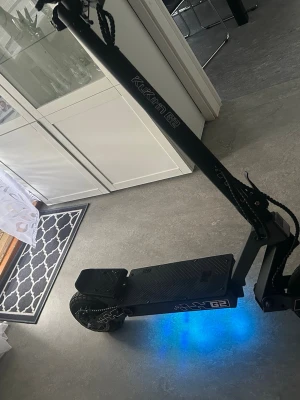  Kugoo Kirin G2 - Säljer min kukirin g2, den har gått 380km just nu den 1 juli men jag kommer att fortsätta använda den tills den hittar en ny ägare  Den är i jättebra skick, bromsarna är pyttelite tröga men det känner kan inte och dem funkar perfekt. Jag har lagt till ladutqgsskydd, kabel skydd, led lights under som går att ta av för att det bara ää magnet  Och nya handtag. Laddare ingår  Det är 2026 modellen och den har touch screen.  Inköpt för 6499kr i april och säljer för jag vill köpa något större som g4