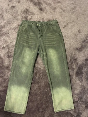 Gråa raka jeans  - Säljer ett par gråa jeans med rak passform.  Materialet är denim och färgen har en snygg faded look som ger en cool vibe. passar runt storlek 32/32