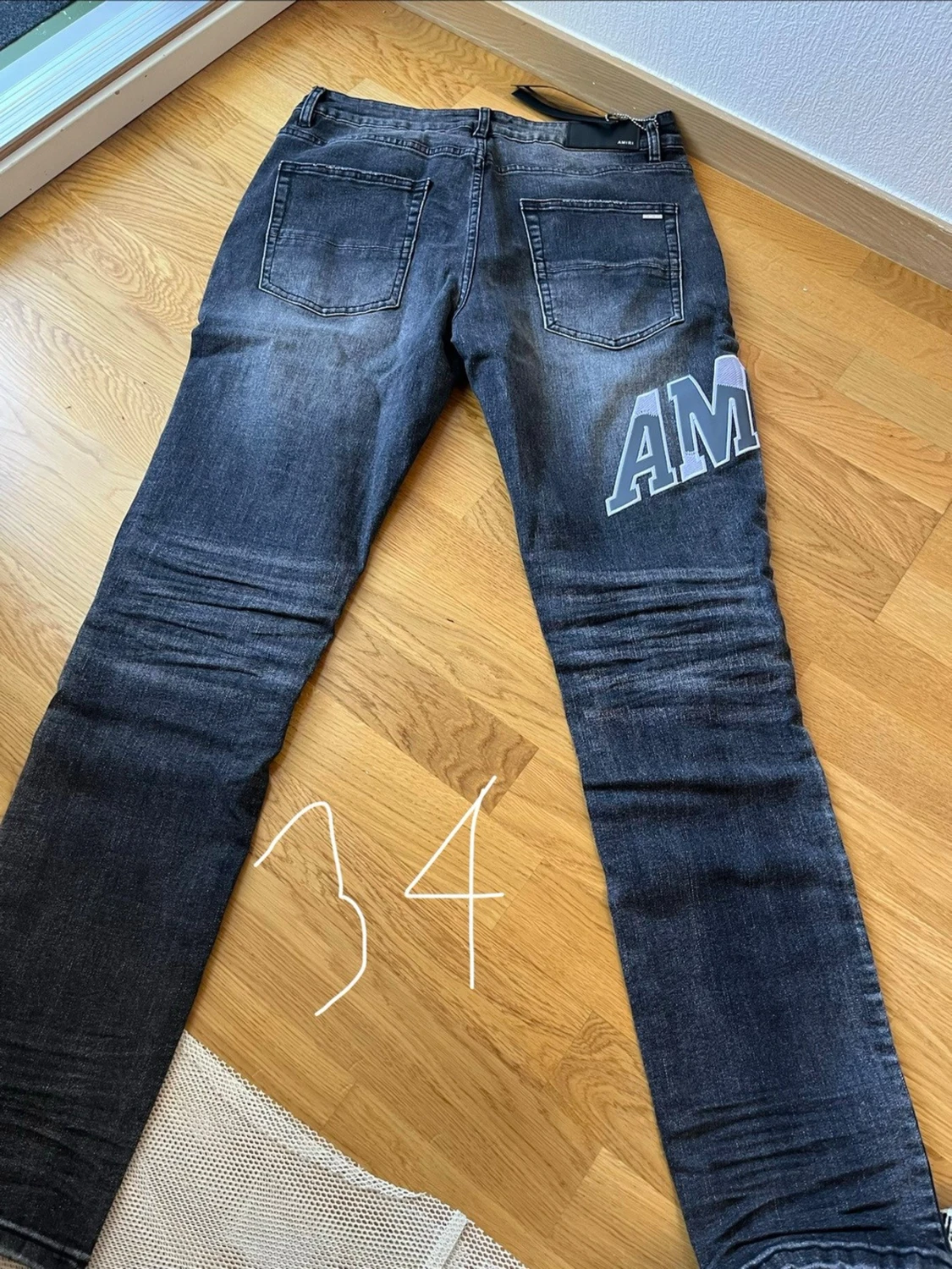 Svarta distressed jeans med tryck - 1