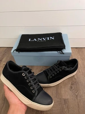 Lanvin Captoe DBB1 Herr Navy - Säljer nu mina riktigt schyssta Lanvin i mörkblå/navy färg! | Gott skick - behövs bara tvättas lite på undersidan ✅ | Allt og medföljer (box, dustbag) ☀️ Storlek Uk6 - motsvarar 40/41  Självklart 100% autentiska och äkta! Fraktas alltid inom 24h📦🚚