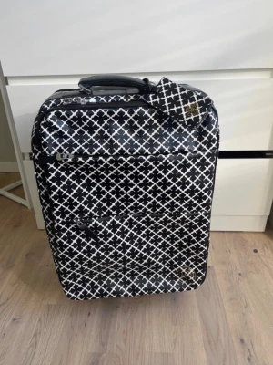Kabinväska - Köpt second hand. Från by malene Birger men aldrig använts av mig. Saknar en läderrem på dragkedjan samt enstaka fläckar inuti, har själv inte försökt att ta bort dem