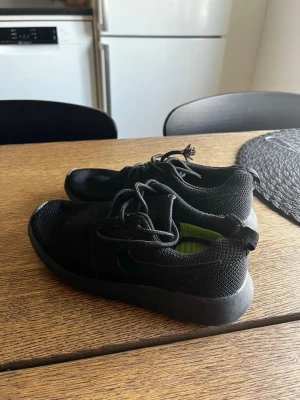 Svarta Nike sneakers - Säljer ett par svarta Nike, skon är i bra skick, det enda som behöver bytas ut är skosnörena. 
