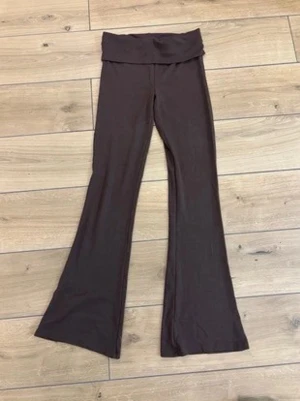 Bruna Yoga pants - Xs - Snygga bruna leggings med utsvängda ben och hög midja med vikbar linning. Perfekta för en trendig och avslappnad stil. Mjukt och stretchigt material som sitter skönt hela dagen.
