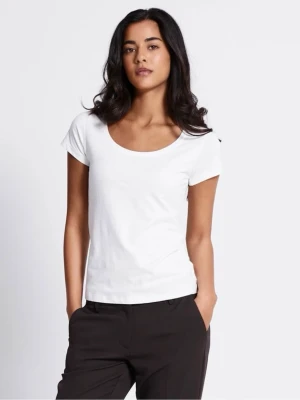 Vit basic t-shirt med rund hals - En klassisk vit t-shirt med rund halsringning och korta ärmar. Tillverkad i mjuk bomull som känns skön mot huden. Perfekt att matcha med allt och ett måste i garderoben.