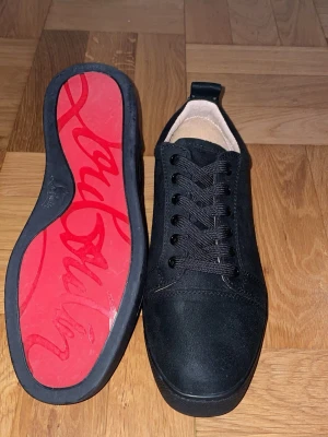 Christian Louboutin mockaskor - Riktigt fräscht par christian loubitin i färgen svart med den ikoniska röda sulan. Perfekt nu för sommaren och även vinter kan dock bli halt. Skorna är i stolek 41 och är nästan helt nya har använts få gånger och då väldigt varsamt. Säljer ej innan 14de juli