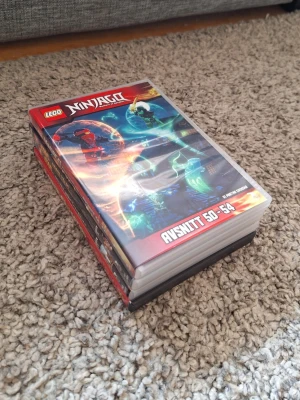 LEGO DVD-filmer Ninjago & Star Wars - Samling med fyra LEGO DVD-filmer: Ninjago avsnitt 50-54, Hero Factory, Star Wars The New Yoda Chronicles avsnitt 4-7 och Star Wars Droid Tales avsnitt 1-5. Omslagen är färgglada med motiv från respektive serie. Perfekt för dig som gillar LEGO och animerade äventyr. Skick: 9/10