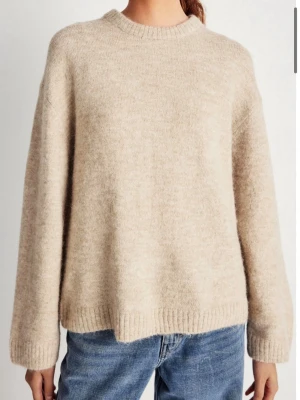 Beige oversized stickad tröja  - Mysig beige stickad tröja i oversized modell med rund halsringning och långa ärmar. Jätte snygg stickad tröja från Gina tricot och är premium quality! Köpte för 699 men säljer för 399! De första bilderna är lånade men de andra har jag tagit själv då man ser att i verkligheten är den lite mörkare än på de lånade bilderna!!💕