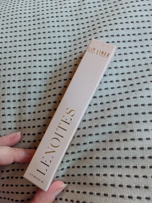 Lenoites Lip Liner 210 Blush - Oöppnad, nypris 199 kr på Lyko. Läppennan från Lenoites i nyansen 210 Blush har en mjuk rosa ton och kommer i en elegant, ljus förpackning med gulddetaljer. Perfekt för att forma och definiera läpparna med precision. Produkten är i pennformat och enkel att applicera.