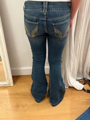 Hollister jeans - Alla mått finns på bilderna. Har inte används då de inte passar (det är min kompis på bilderna). Lågmidjade bootcut modell. Inprincip helt nya! Priset går att förhandla!