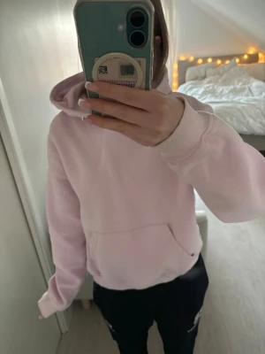 Ljusrosa hoodie från gina - En enkel och snygg ljusrosa hoodie som är jätte bekväm. I storlek S, lägg gärna bud!