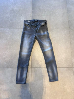 Replay jeans  - Tjena, säljer nu dessa riktigt snygga Replay jeans i Stl W29 L28. Dom är i riktigt bra skick. Nypris 1600✅Vid minsta funderingar så är det bara att höra av sig//Allt gott