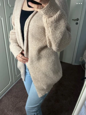 Beige ribbstickad kofta - Stickad kofta från SHEIN, den har beige/dammrosa nyans 