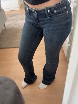 No waist bootcut jeans  - Säljer dessa helt nya oanvända jeans utan midja från Nelly, prislapp kvar på byxorna! I storlek 34short. Säljer dom då jag glömde skicka tillbaka dom och tyckte ej dom passade så bra på mig! 