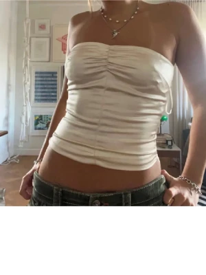 Silkestopp - Säljer en vit bandeau i silke från bikbok! ❣️ storleken är Xs och har bra passform! Har en liten defekt på framsidan som knappt är synlig 