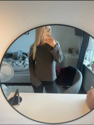 Mörkgrå stickad tröja - Mysig mörkgrå stickad tröja med rund halsringning och långa ärmar.