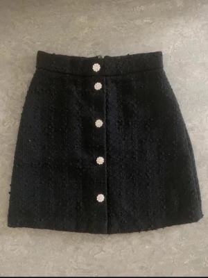 Svart kjol med pärlknappar - Söt kjol med silvriga knappar