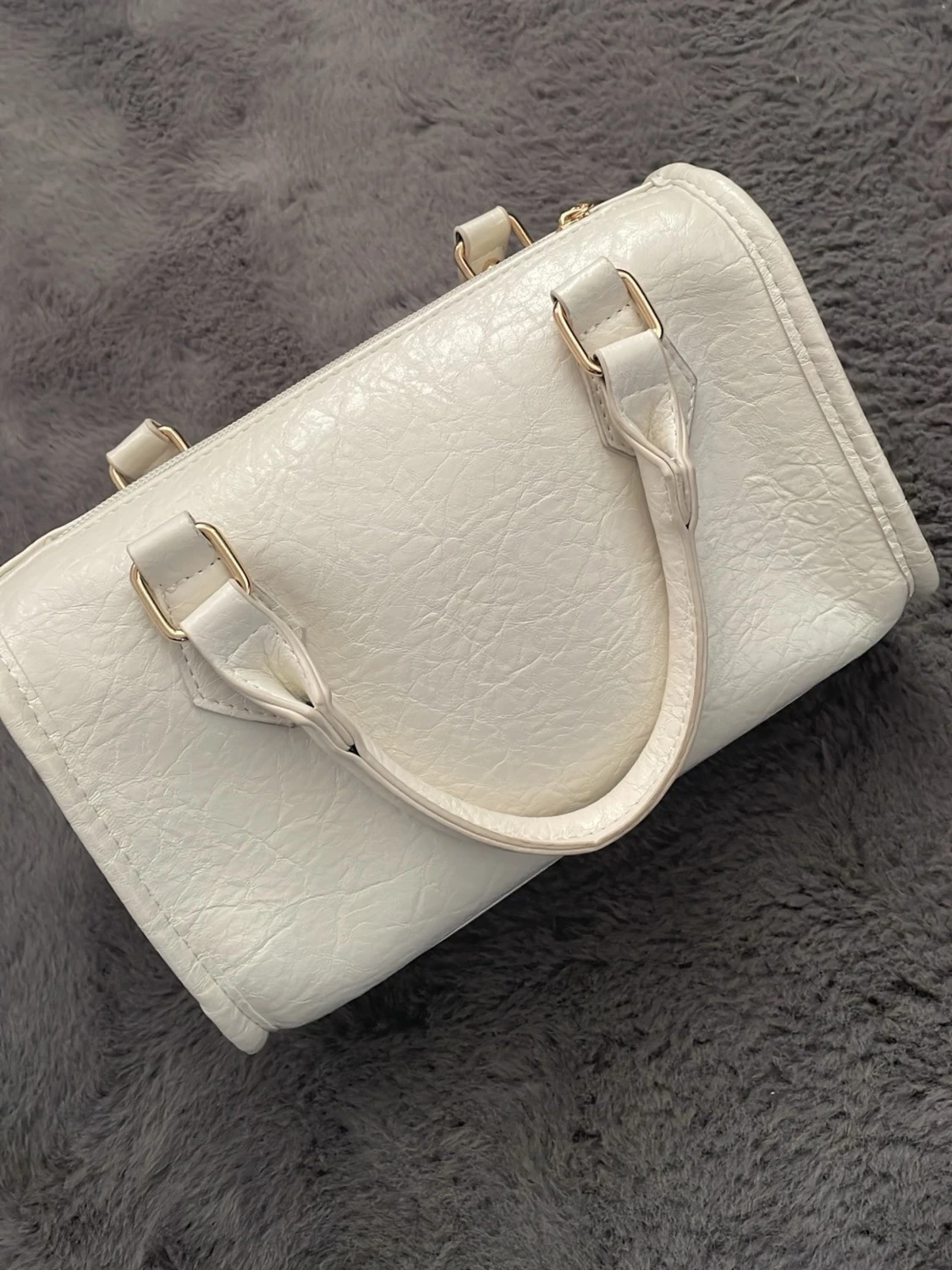 Vit handväska med gulddetaljer - 1