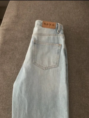Ljusblå raka jeans från NA-KD - Loweaist