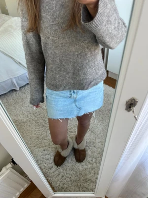 Ljusblå jeanskjol med rå kant - Superfin jeanskjol, omsydd själv så allting kan vara ojämnt och stygnen osv💗