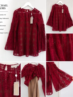 NY Michael Kors Lyxtunika "Raspberry" – Spets & Klockärm (Nypris ca 3000kr) - Michael Kors spets-tunika i färgen Raspberry • Ny med etikett kvar • Strl S • Modell MF74LB479K • Vacker blommig spets och vida klockärmar • Exklusiv, utgången modell som inte längre säljs i butik • Nypris ca 3000 kr • Perfekt till fest, middag eller event • Säljes i nyskick