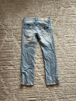 True religion model billy - Säljer ett par ljusblå jeans från True Religion model billy, dom är storlek 31 som motsvarar 32/33 i svensk storlek. Dom köptes dör 1499kr. Skriv om du har funderingar 🥂👀