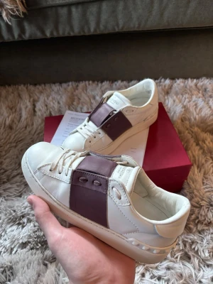 Valentino Open - Opens i storlek 36IT (37EU) med kvitto, box och snören. Skick 8.5/10