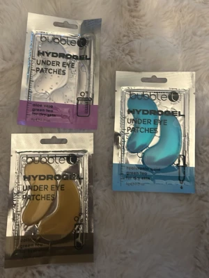 Bubble T Hydrogel ögonpatches - Tre olika hydrogel under eye patches från Bubble T i färgerna vit, blå och gul. Varianterna innehåller ingredienser som aloe vera, hyaluronsyra och grönt te. Perfekta för att fräscha upp huden under ögonen och ge extra återfuktning.
