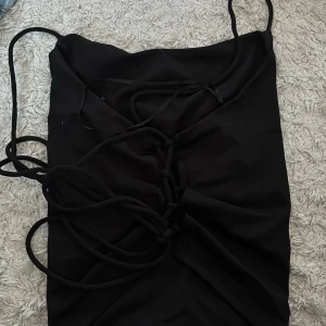 Svart och röd topp med snörning - En svart och en röd topp med snörning i bak. Aldrig använt. Priset gäller för båda tröjorna. Kan gå ner i pris.💕