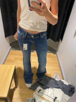 Blå bootcut jeans från lager 157 - Snygga blå bootcut jeans från lager . Jag skulle säga att de är 152 i storlek🩵
