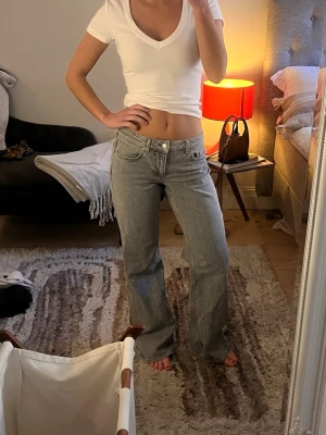 Gråa lågmidjade byxor  - Sååå fina helt oanvända ljus gråa jeans från NAKD, som är låg/mid waist och wide leg!!! Såå fin färg och perfekt passform!💕💕💕💕