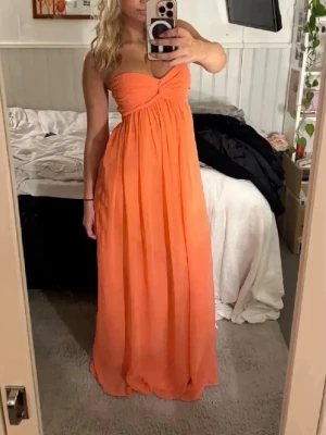 Klänning  - Perfekt balklänning eller sommarklänning i storlek m! Den är lite smutsig nere vid fötterna, men det syns ej i solen!!