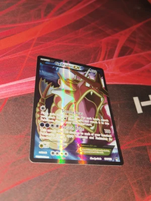 Gyarados EX Pokémonkort holo  - Säljer ett Gyarados EX samlarkort från Pokémon med holografisk yta. Kortet har färger i blått, rött och guld och visar Gyarados i en dynamisk pose. Kortet är officiellt från Pokémon och har text på engelska. Perfekt för samlare eller dig som spelar Pokémon TCG.