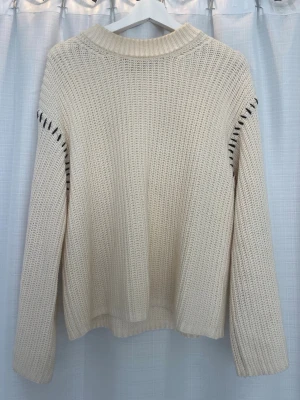 Beige stickad tröja med svarta detaljer - Säljer en beige stickad tröja. TVEKA INTE OM FRÅGOR!🩷 Den är i xs, men skulle säga att den är mer S🌸🌼