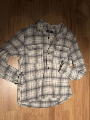 Ny flanell overshirt från dressman - Helt ny flanell overshirt från dressman som aldrig kommit till användning. Riktigt fett och unikt mönster och en ännu bättre passform. Nypris låg på runt 800 men är numera slutsåld. Priset alltid diskuterbart och bara att höra av sig vid fler funderingar!
