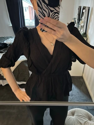 Blus med volanger  - Superfin blus från ONLY med volanger, superbra skick!💗