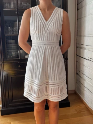 Vit klänning. Studentklänning. 36. Spets. - Snygg vit klänning med genombrutet mönster. Studentkänning. Storlek 36. Från H&M. Dragkedja bak. Använd 1 gång. Finns inget att anmärka på. Jättefint skick. 