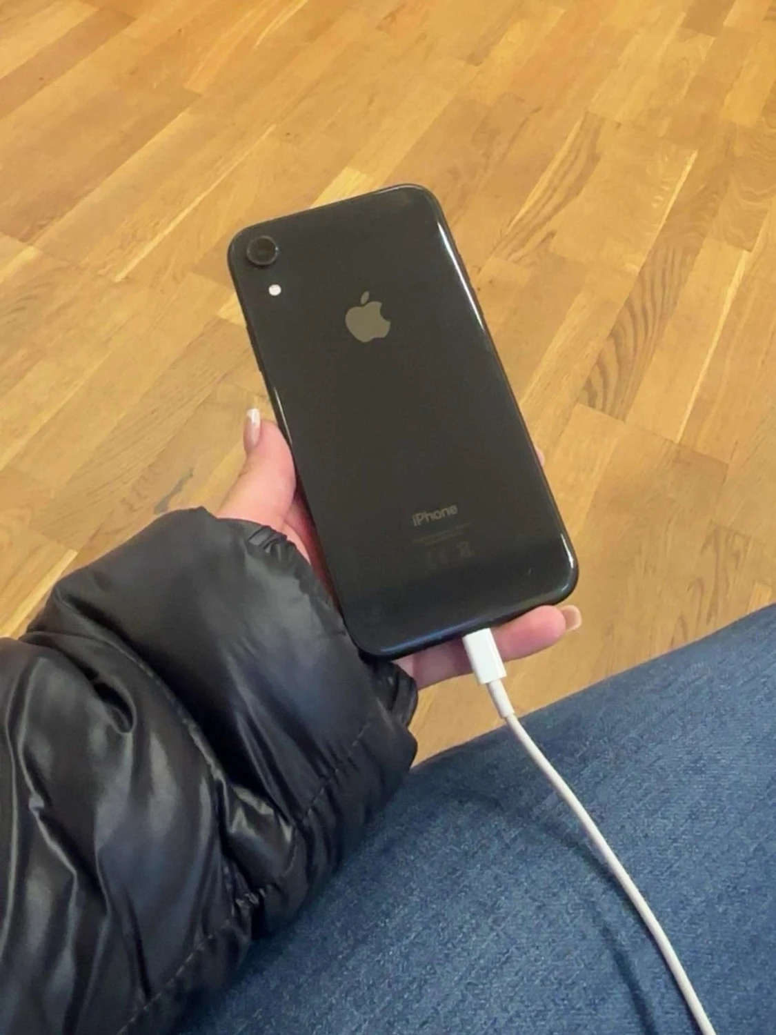 Svart iPhone med glasfront - 2