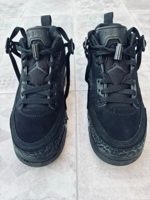 Jordan air 4 svarta - Helcoola svarta Jordan sneakers i nyskick med högt skaft, tillverkade i mocka och läder. Skorna har klassisk snörning med svarta plastdetaljer och dragflik bak. Sulan har ett mönstrat parti som ger extra streetkänsla. Perfekta för dig som gillar stilrena och sportiga sneakers. Pris kan diskuteras Storlek: 38 