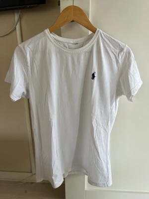 Vit t-shirt från Ralph Lauren - Stilren vit t-shirt från Ralph Lauren, grymt skick, utöver att  etiketten på insidan tshirten är bort klippt, inget som märks av vid användning!🙌🏻