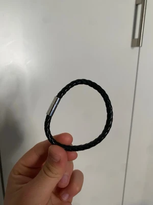 Flätat armband svart - Samma sak här finns inte mycket att säga ganska fräscht armband 